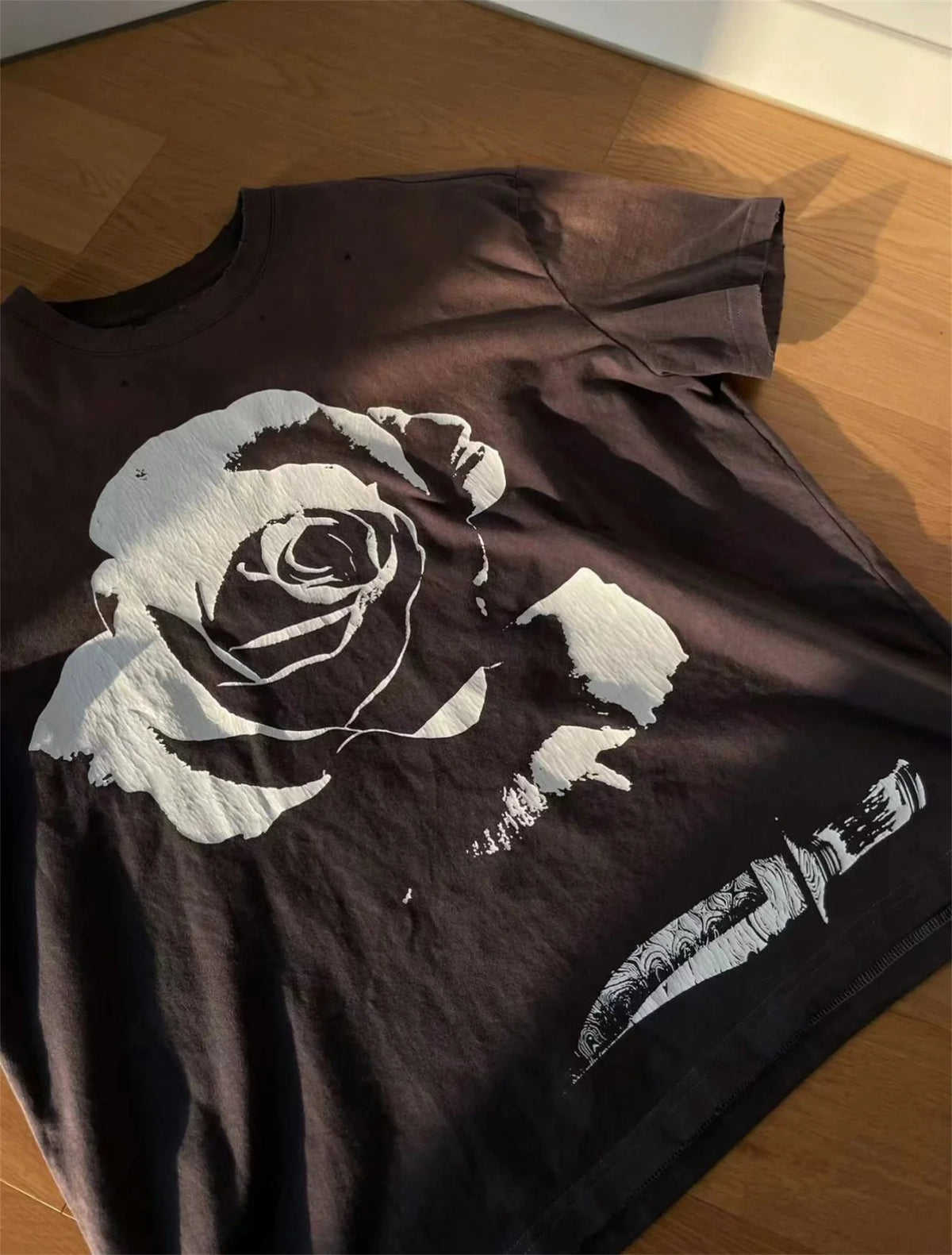 Vintage 90s Old School Style Sunfade Rose Cracking Washed Old Streetwear Printed T-shirt For Men Street King Limited